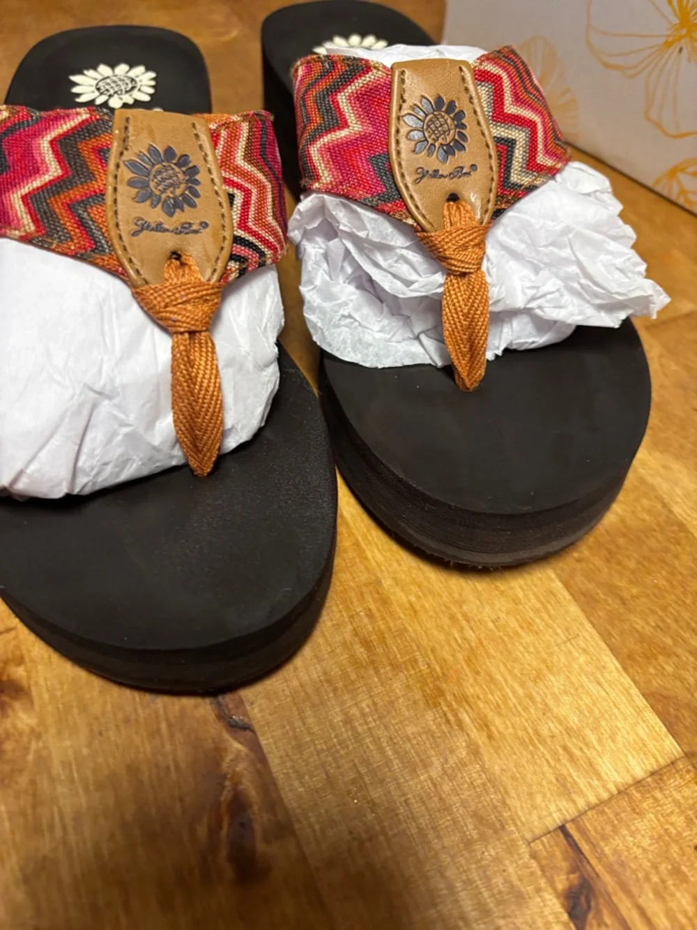 Yellow Box Women's Chevron Flip Flops in Black, Red, Orange new in box 7.5 - Picture 6 of 8